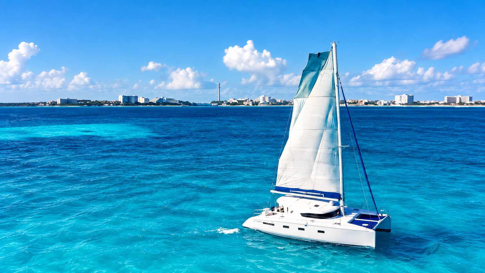 Catamarán completo navegando frente a Isla Mujeres en alta definición